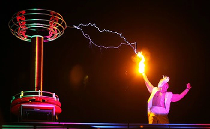 Sinh viên Nhật Bản tạo ra Cuộn Tesla vừa phóng điện lại còn biết hát, cover được nhạc của Lady Gaga