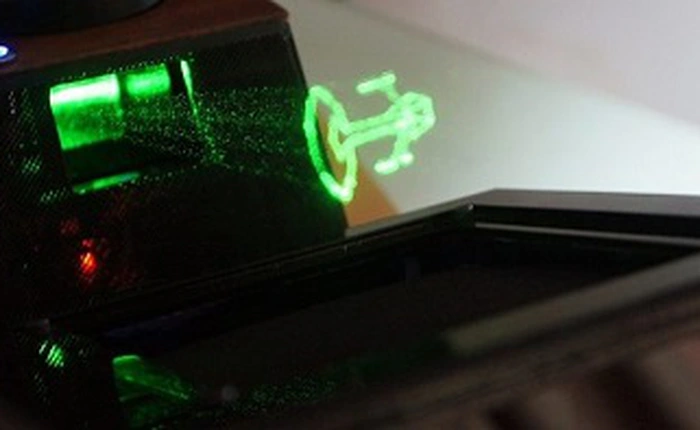 Chỉ với cái giá rẻ 1.800 USD, bạn sẽ có cho mình hệ thống chiếu hình ảnh 3D lên không khí này