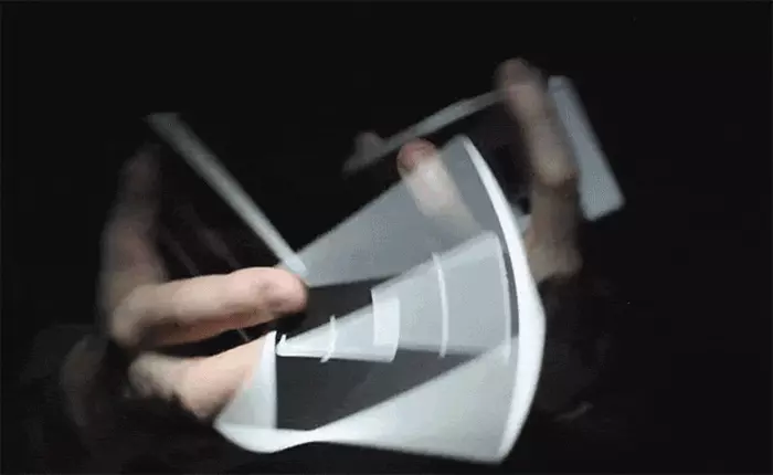 Chỉ là các lá bài, nhưng trong tay anh chàng này, chúng như biến thành những vũ công điêu luyện