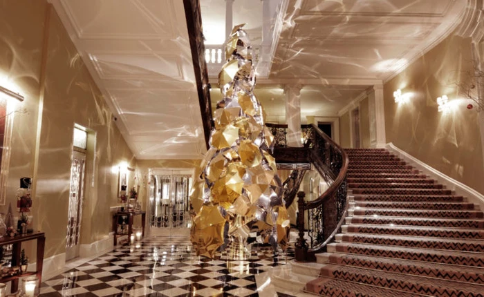 "Phù thủy thiết kế iPhone" Jony Ive quay sang thiết kế cây thông giáng sinh