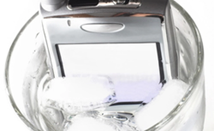 Nếu thử tính năng chống nước của điện thoại, đừng ngâm chúng vào nước đá