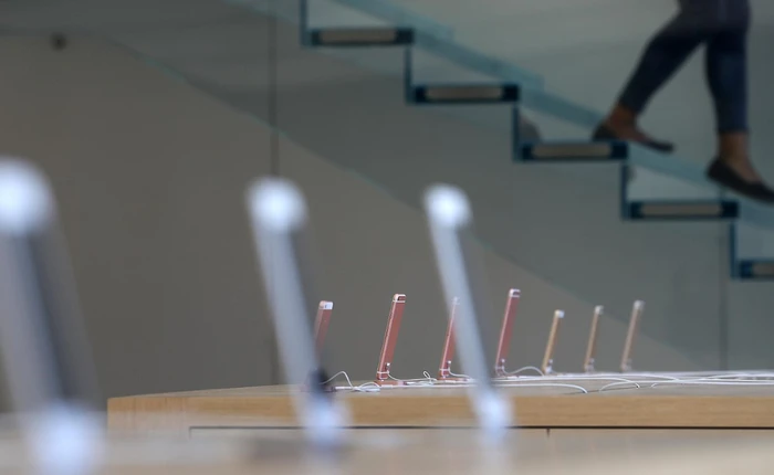 Những người tạo ra iPhone phải nhịn ăn bao lâu mới đủ tiền mua iPhone?