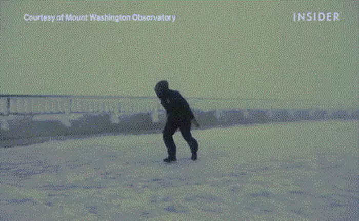 [Video] Sẽ ra sao nếu chúng ta cố bước đi trước sức gió 160 km/h?