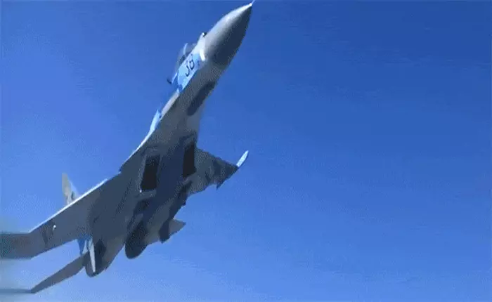Xem cảnh chiến đấu cơ bay sát mặt đất, tưởng chừng như tông phải anh chàng bên dưới
