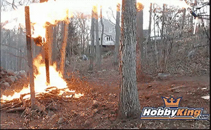 Biến drone thành súng phun lửa biết bay