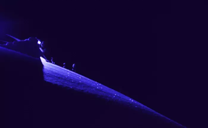 Trang phục LED của Phillips biến trượt tuyết đêm thành màn trình diễn nghệ thuật