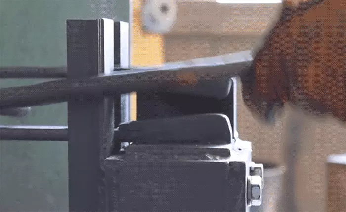 Làm một chiếc mở nút chai đơn giản sẽ khó thế nào khi không có máy móc công nghiệp?