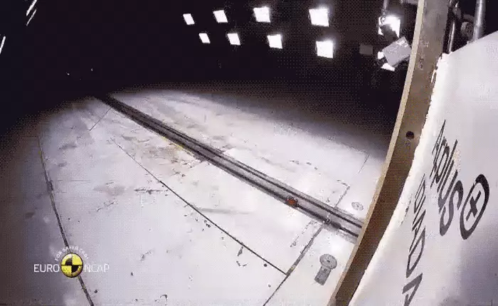 Sự khác biệt giữa ô tô đắt tiền và ô tô rẻ tiền sẽ được thể hiện qua clip mô phỏng tai nạn này