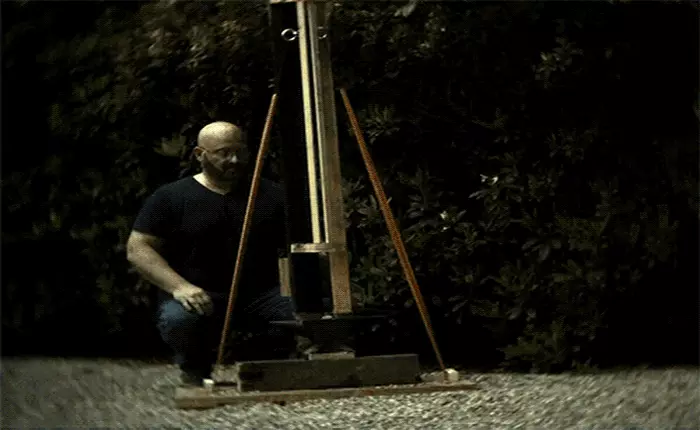 Súng cao su khổng lồ đọ sức ép với máy ép thủy lực