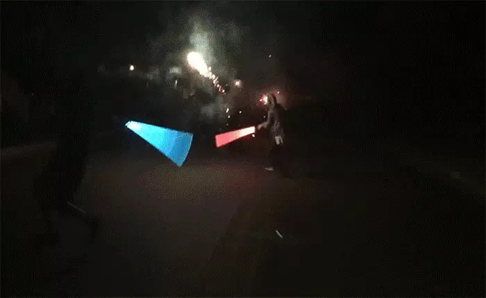 Dùng kiếm ánh sáng đánh bật pháo hoa cực đỉnh như trong phim Star Wars