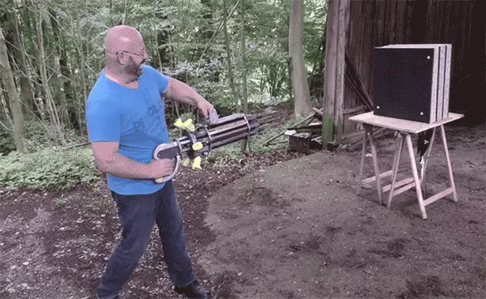 Nhà phát minh người Đức tự chế súng bắn tên 6 nòng để đi săn khủng long