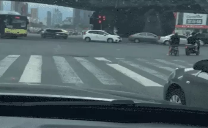 Bão Meranti thổi mô hình mặt trăng chạy khắp phố, đè cả ô tô lẫn người đi đường ở Trung Quốc