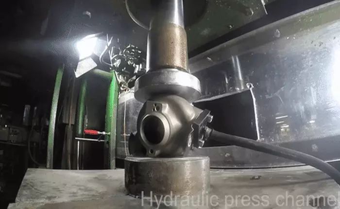 Xem cảnh máy nén thủy lực đè bẹp bộ tăng áp cứng cáp dễ dàng như thế nào