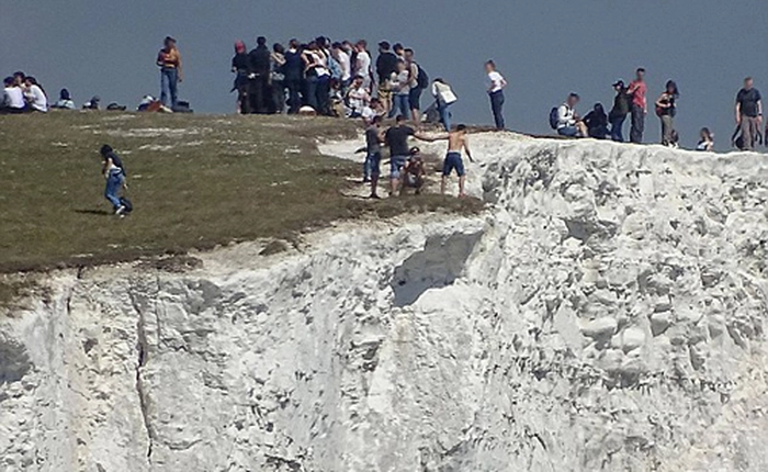 Bất chấp tính mạng, dòng người đổ về đỉnh tử thần selfie