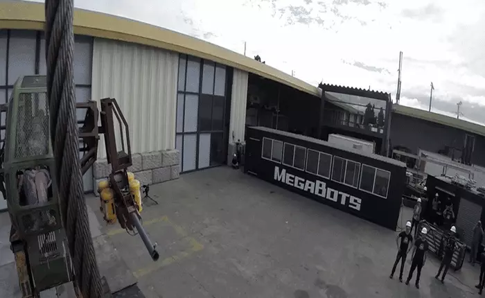 Xem robot chiến đấu mà Mỹ dùng để chiến đấu với Nhật thể hiện sức mạnh trước quả cầu sắt khổng lồ