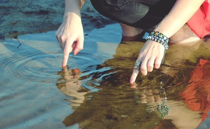 Đây là lí do bạn nên ngừng đeo vòng tay ở tay trái ngay và luôn