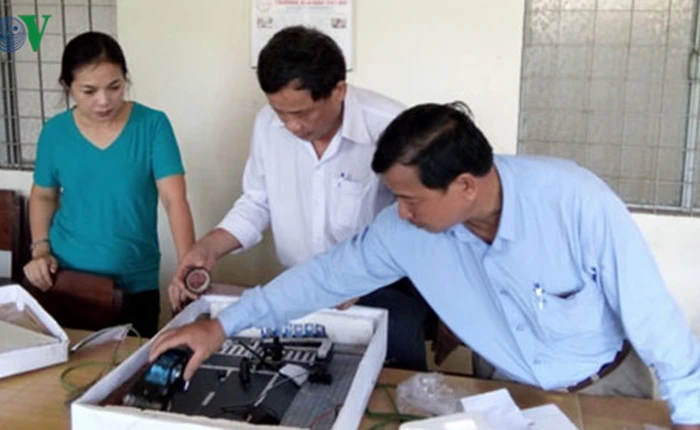 2 học sinh vào thẳng đại học nhờ sáng chế thiết bị cảnh báo giao thông