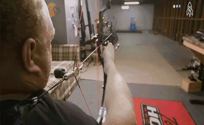 Anh chàng này là một cung thủ siêu phàm, dù rằng anh không có đôi tay