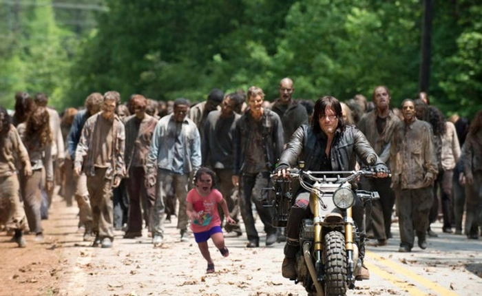 Cảm xúc sợ hãi khi đi bị công đuổi tại sở thú của cô bé này đã được chế thành rất nhiều bức ảnh hài hước