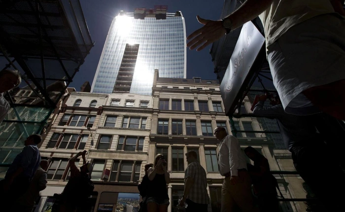 Bạn có tin được một tòa nhà cao ốc có thể đun chảy một chiếc xe Jaguar đắt tiền không?