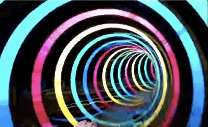 Cầu trượt gắn đèn LED mang lại trải nghiệm đẹp như trong phim Tron