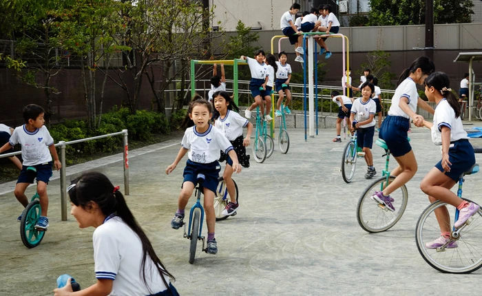 Người Nhật giáo dục trẻ em tự lập bằng cách đi xe đạp một bánh, tại sao lại thế?