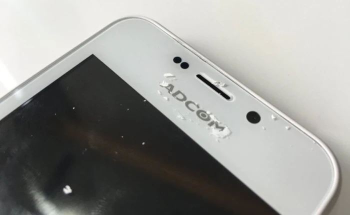 Chẳng có smartphone Ấn Độ giá 4 USD nào cả, nó là đồ Trung Quốc, che Logo bằng... bút xóa