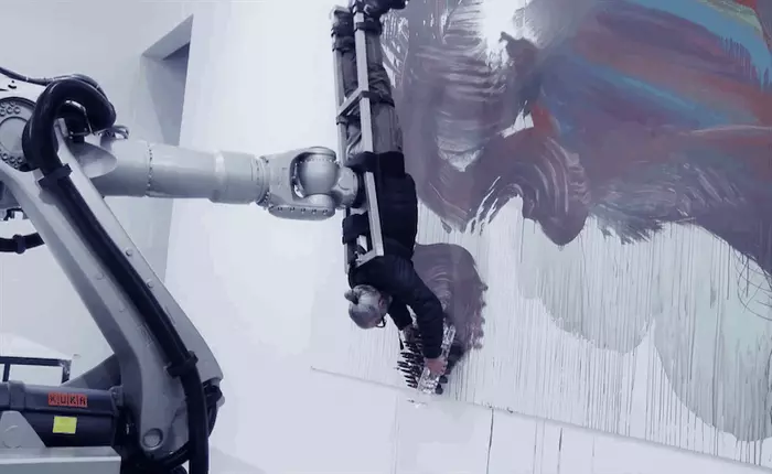 Con robot công nghiệp này là một họa sĩ khá ấn tượng, có điều bạn phải đồng ý làm "cọ vẽ" cho nó