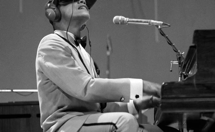 Cư dân mạng đồng loạt chế ảnh Tổng thống Mỹ Barack Obama dùng thử kính thực tại ảo Gear VR