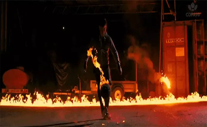 Bạn có dám tâng bóng với quả cầu lửa này?