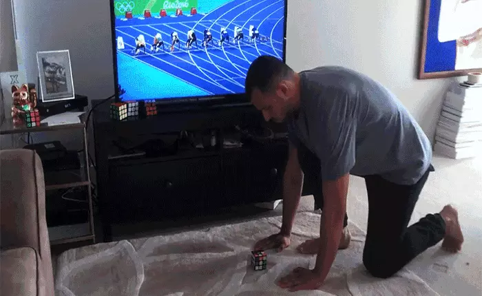Xem anh chàng này xếp rubick đua với "Tia chớp" Usain Bolt như thế nào
