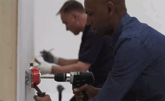 Xem máy khoan lai cưa tạo một lỗ hình chữ nhật vô cùng đơn giản như thế nào