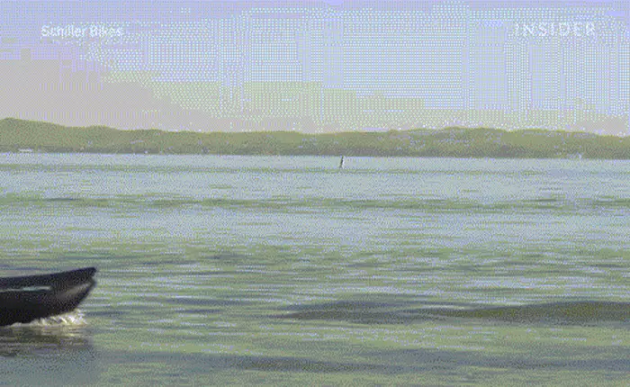 [Video] Hè rồi, mua ngay xe đạp nước để đi biển thôi