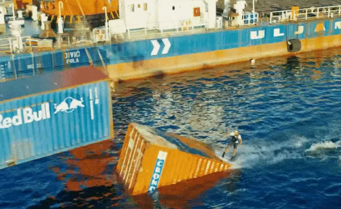 Các thanh niên trượt ván bằng cần cẩu, "lăng ba vi bộ" trên thùng container dễ như chơi