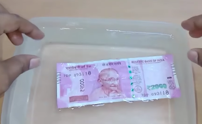 Hàng triệu người Ấn Độ đổ xô lên YouTube để xem video thử khả năng chống nước của tờ 2.000 Rupi