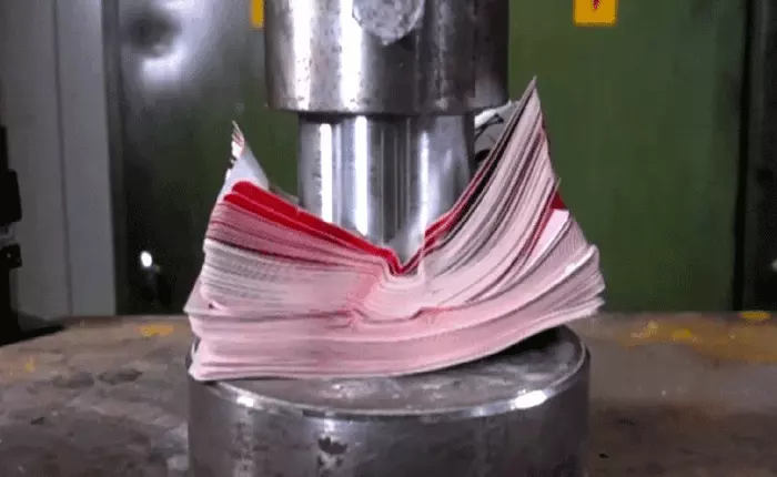 Máy nén thủy lực đối đầu với hàng chục lá bài xếp lớp, ai sẽ thắng?