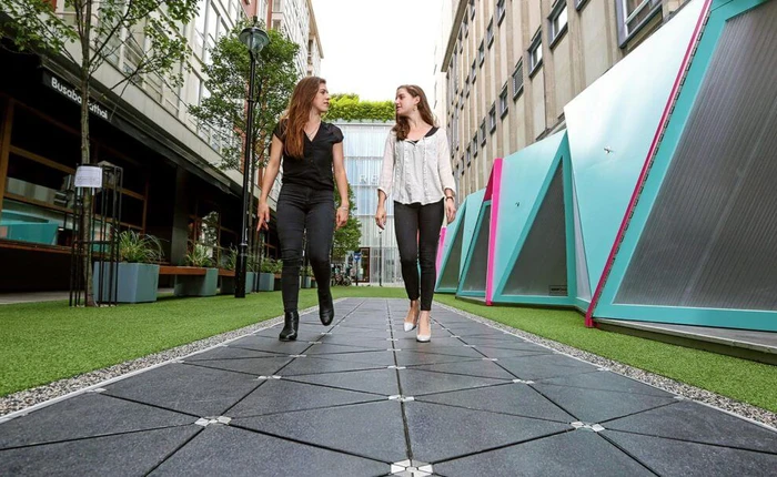 Mặt đường đi bộ thu năng lượng từ bước chân đầu tiên trên thế giới xuất hiện