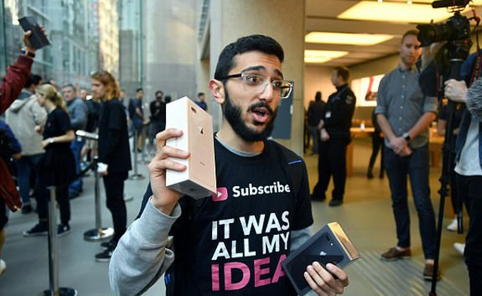 Fan cuồng iPhone: "Tôi đã xếp hàng 11 ngày để mua iPhone 8 nhưng tôi chả thích nó tí nào cả"