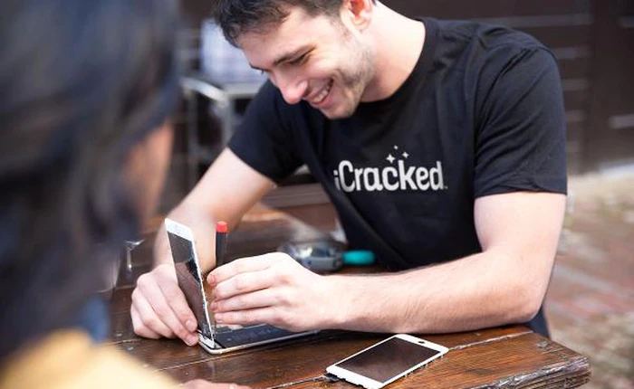 iPhone hỏng không có tiền để sửa, thanh niên này đã tháo tung nó ra, mua linh kiện online tự sửa và sau đó tạo nên công ty triệu USD