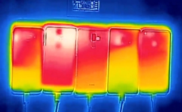 Đọ cấu hình smartphone xưa rồi, bây giờ phải đọ độ nóng khi cắm sạc giữa S7 edge, Pixel, Mi Note 2...