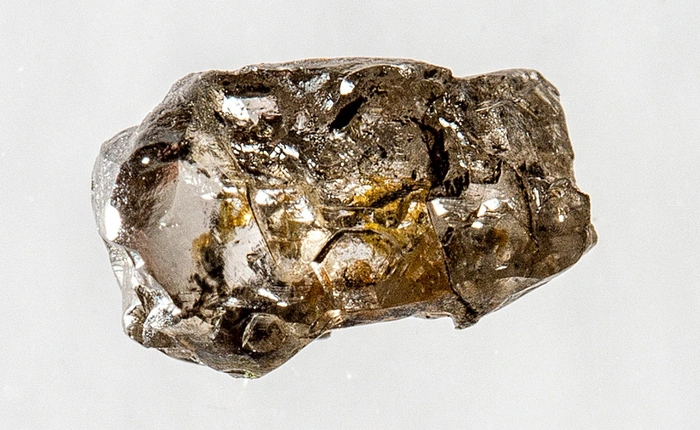 Có một biển nước lớn bằng tổng các đại dương cộng lại đang nằm sâu dưới lớp vỏ Trái Đất, và viên ngọc nhỏ bé này là bằng chứng