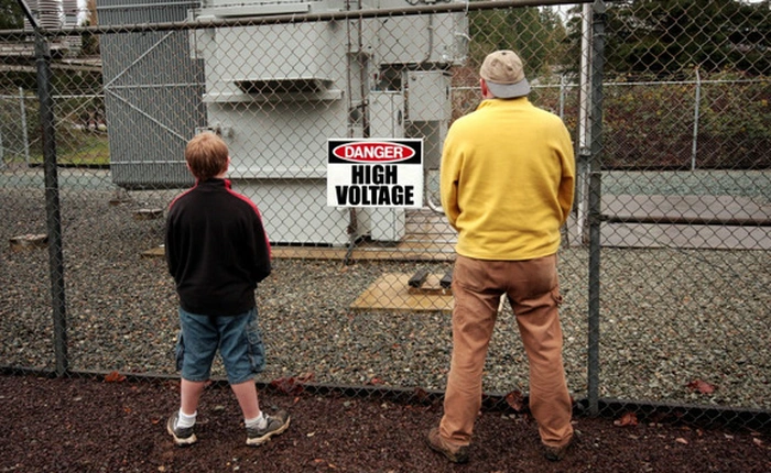 Tè vào cột điện hở có bị giật chết người không?