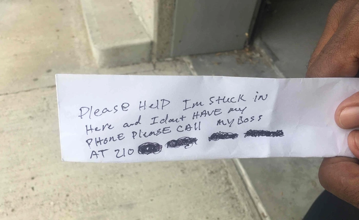 Lần đầu tiên trong lịch sử nhân loại, một người đàn ông bị mắc kẹt trong máy ATM, viết thư cầu cứu đi theo tiền ra bên ngoài
