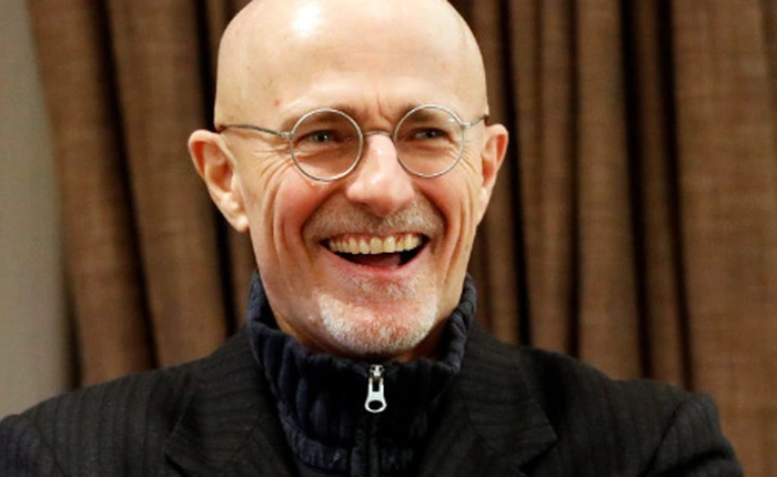 Người đàn ông ấp ủ giấc mơ ghép đầu trên người vừa thành công trong việc tháo rời và ghép đầu của 9 con chuột, 28 ngày sau đi lại bình thường