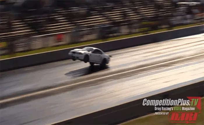 Choáng ngợp khi chứng kiến đua xe ô-tô bằng 2 bánh trên suốt chặng đường thi đấu