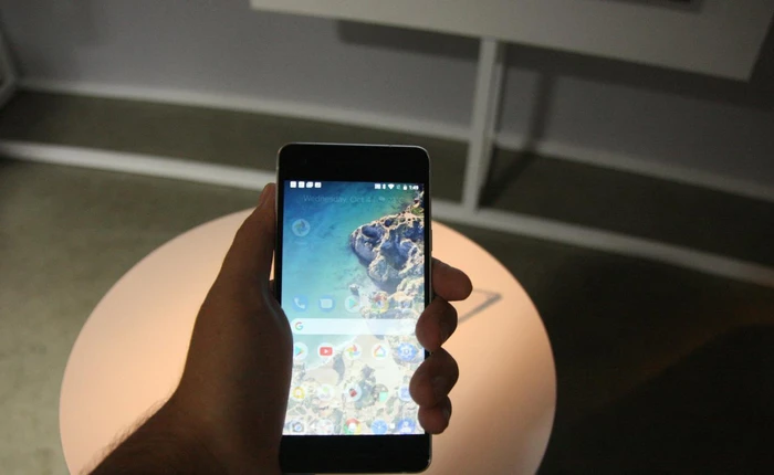 Pixel 2 rất thông minh, sẽ biết khi nào bạn cố ý bóp nó, khi nào bạn chỉ muốn nựng yêu