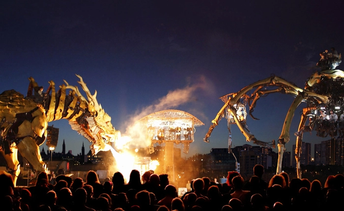 "Robot đại chiến", đấu lửa và nước thực thụ giữa lòng thành phố Canada