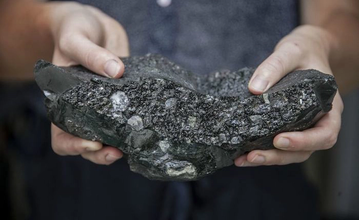 Có một loại đá được làm từ rác thải, cứng hơn, bền hơn và rẻ hơn đá thông thường