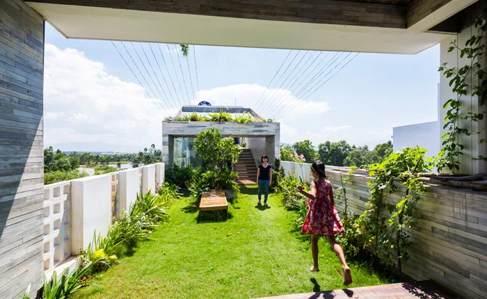Ngôi nhà Việt khiến mọi người ngỡ ngàng vì có cả một công viên trên sân thượng và ở giữa nhà!