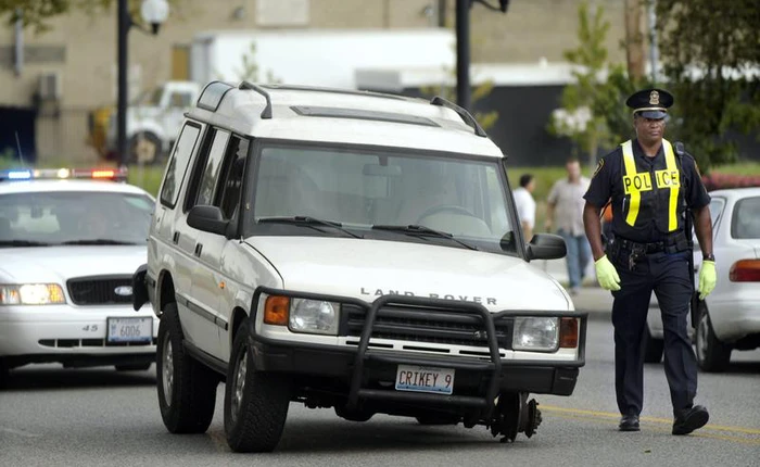 Xe hơi bị thủng lốp, không có bánh dự phòng thì phải làm thế nào?